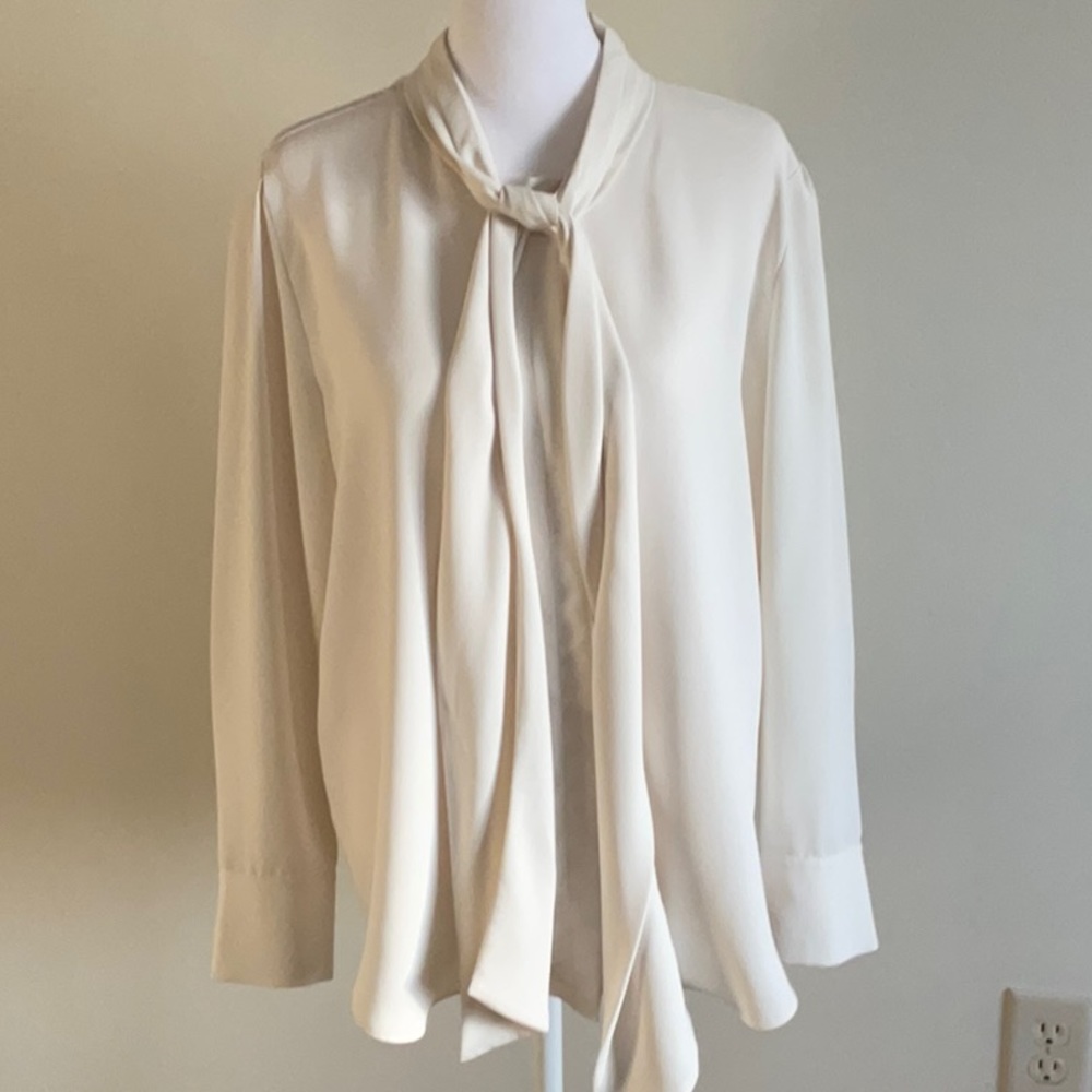 Beautiful Ann Taylor blouse with stylish neck tie sz large